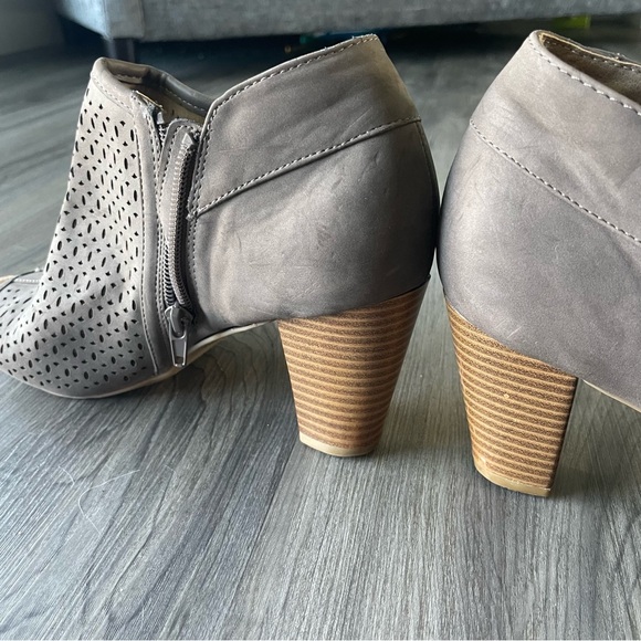 Giani Bernini Gray Perforated Ankle Booties Chunky Heel Women’s 7.5 - Picture 9 of 14